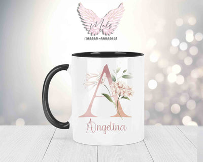 Blumen-Alphabet mit Name - Personalisierte Keramik-Tasse Schwarz
