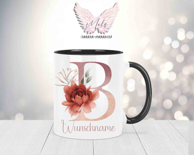 Blumen-Alphabet mit Name - Personalisierte Keramik-Tasse Schwarz
