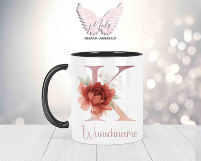 Blumen-Alphabet mit Name - Personalisierte Keramik-Tasse Schwarz