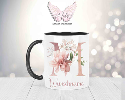 Blumen-Alphabet mit Name - Personalisierte Keramik-Tasse Schwarz
