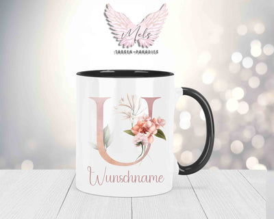 Blumen-Alphabet mit Name - Personalisierte Keramik-Tasse Schwarz
