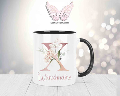 Blumen-Alphabet mit Name - Personalisierte Keramik-Tasse Schwarz