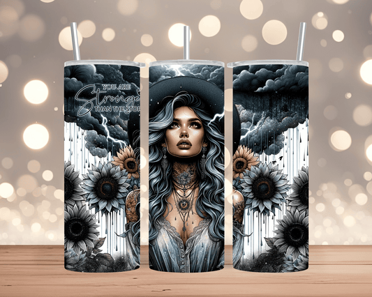 Thermobecher / Tumbler Frau mit Hut, Sonnenblumen & Spruch „You are stronger than the storm“ (Edelstahl, 570 ml)